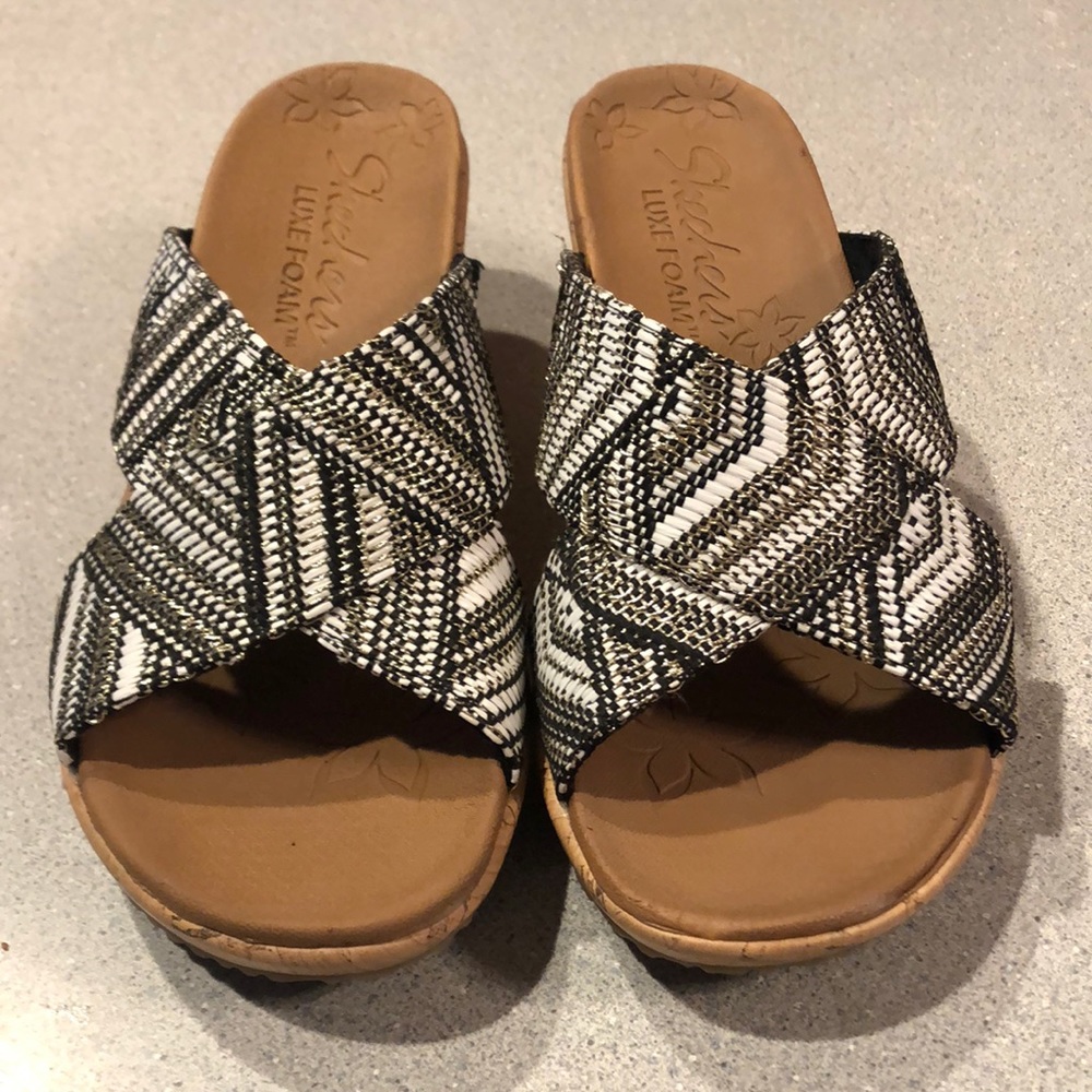 Sketchers sz 7 Luxe Foam -2.5inch Cork Look Wedge, Black/White Cross Strap Slide